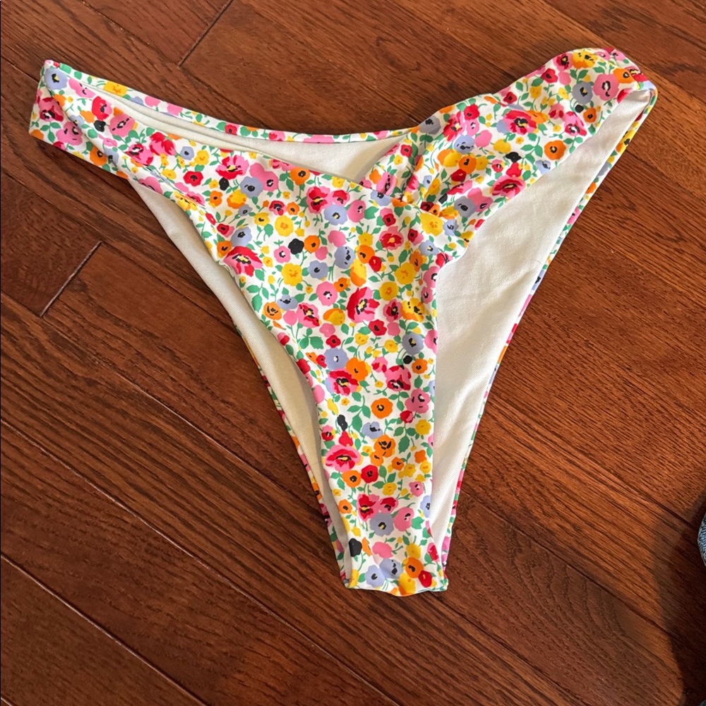 Floral Bikini - Picture 4 of 5